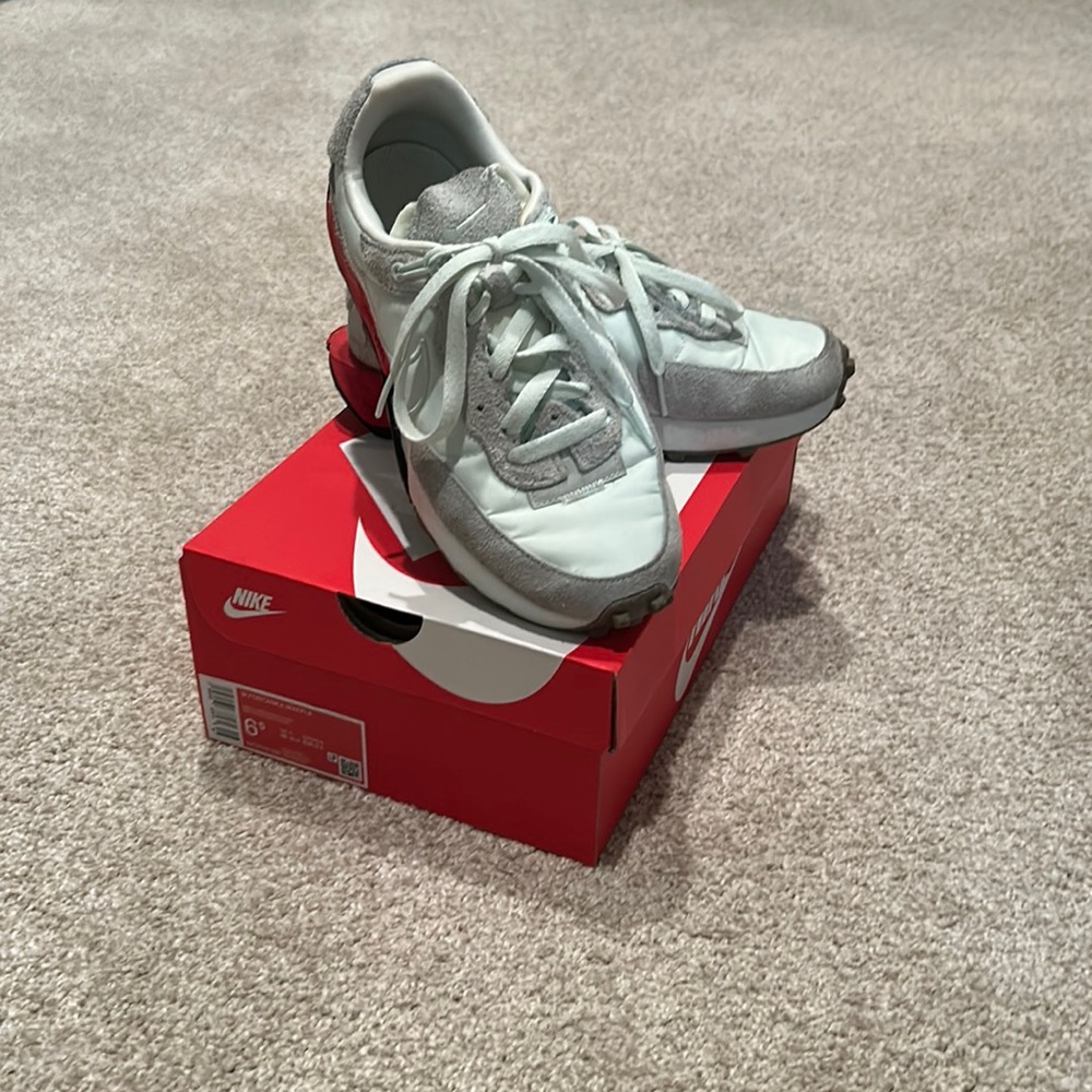 **In box** Women’s Nike W Fontanka Waffle sneakers size 6.5 -barely green
